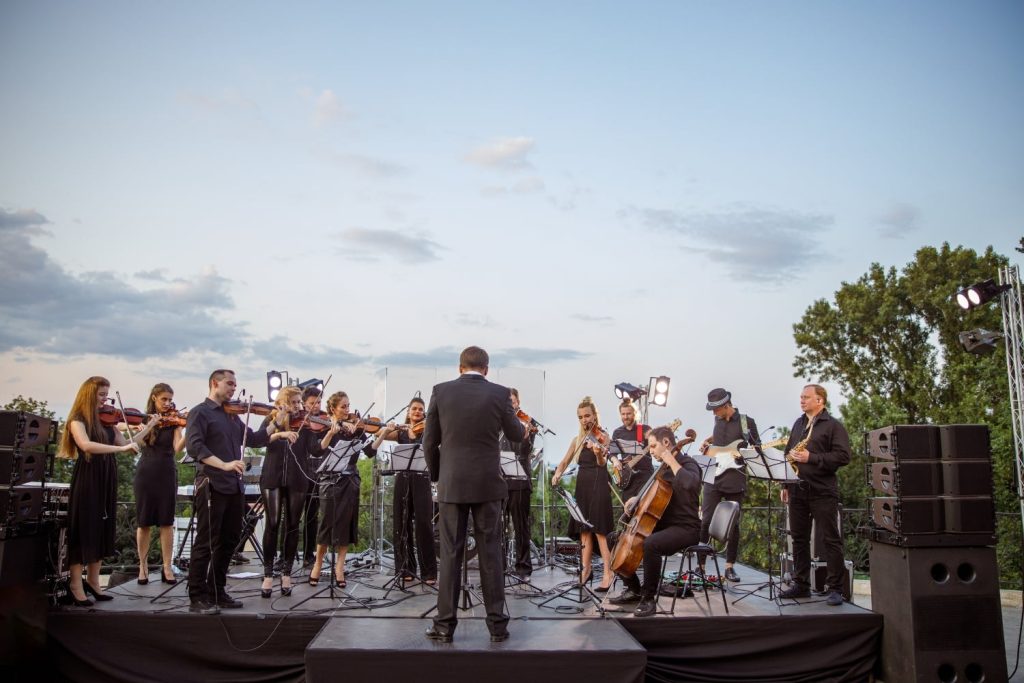 orquestra tocando en vivo