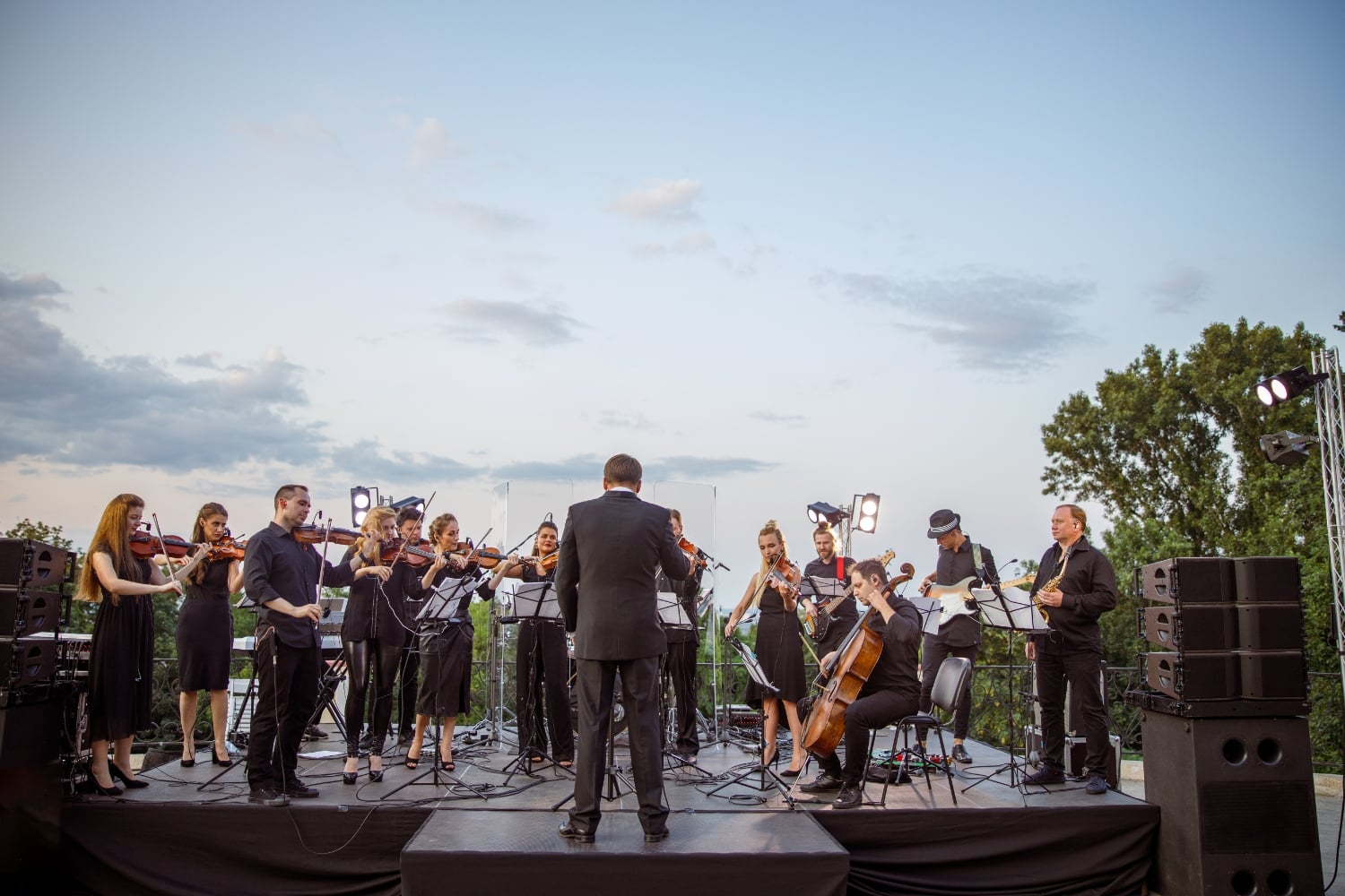 orquestra tocando en vivo