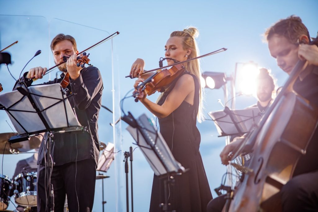 orquestra tocando