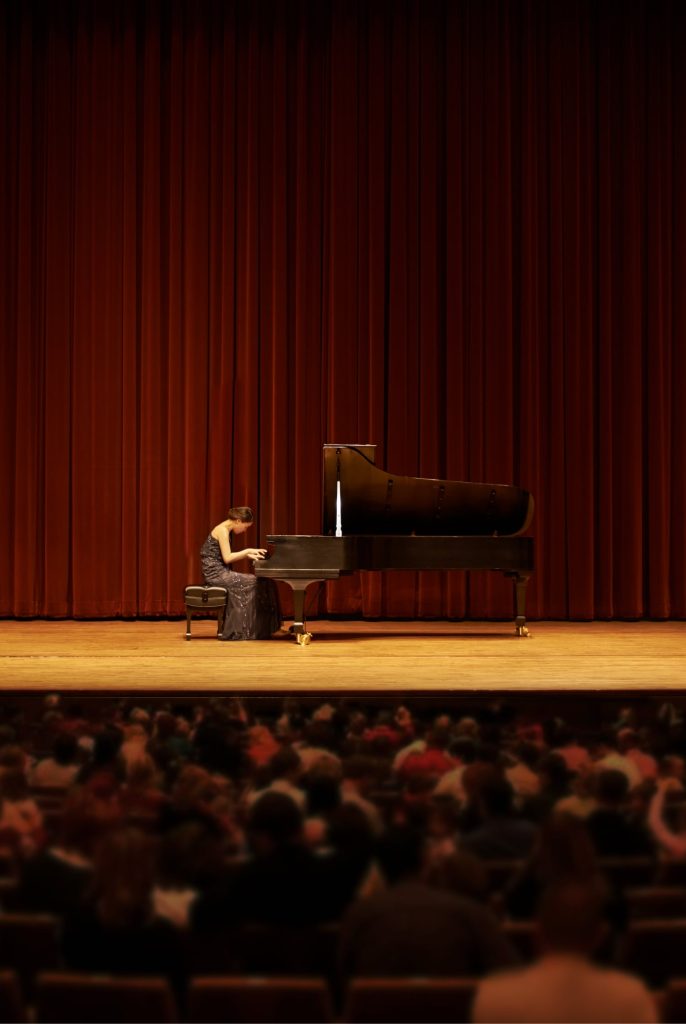 mujer tocando el piano