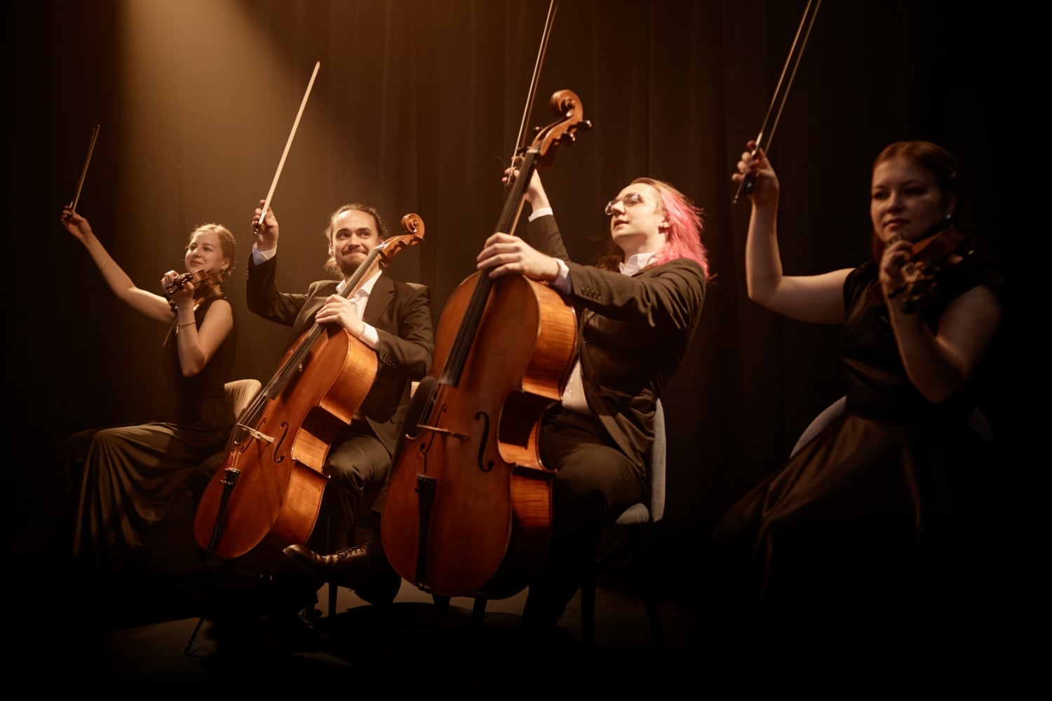 Orquesta interpretando música clásica en directo