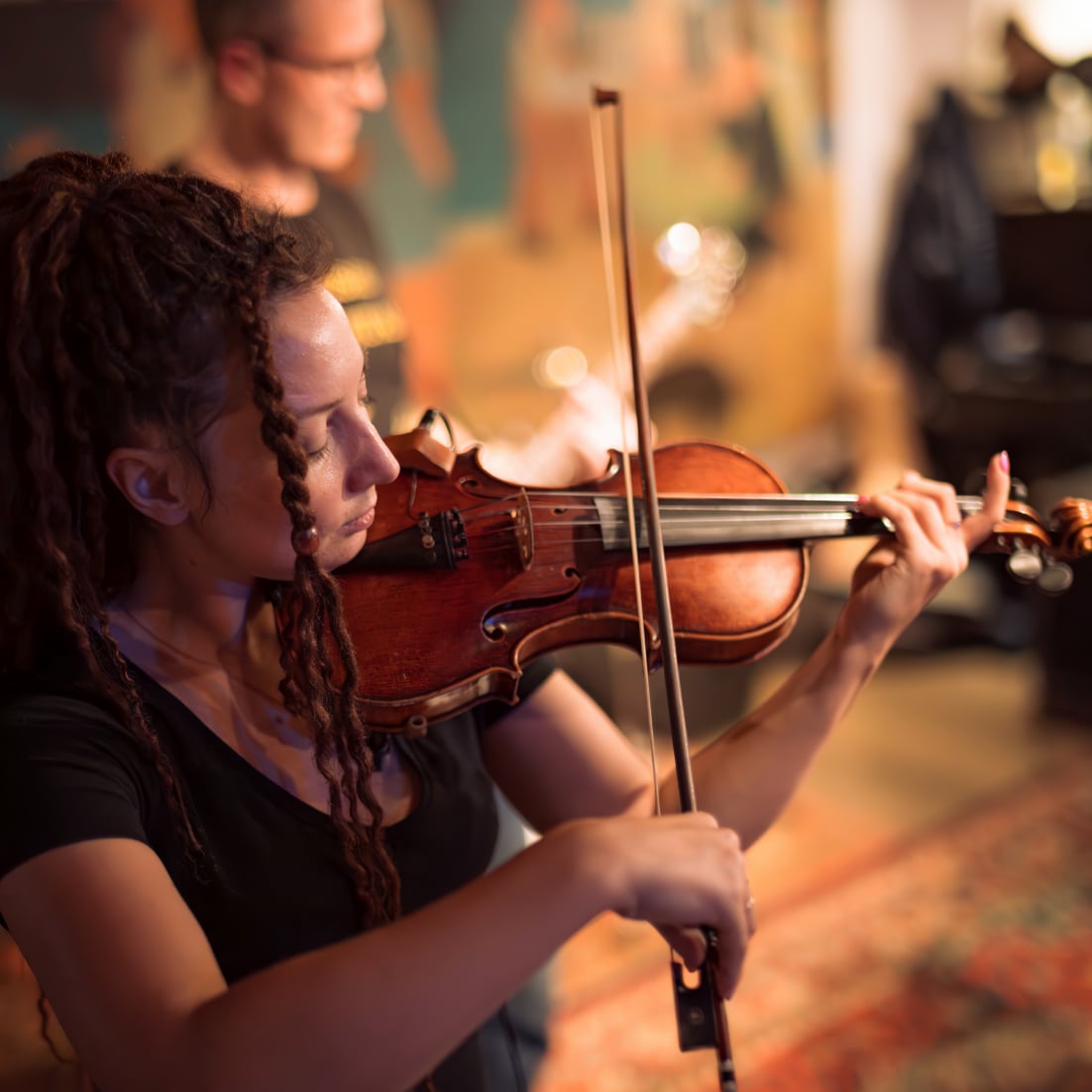 Violinista profesional interpretando una pieza musical