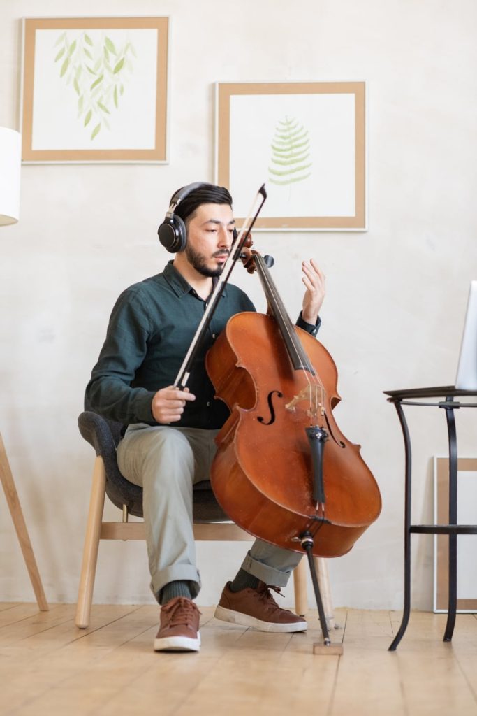 hombre tocando el violin