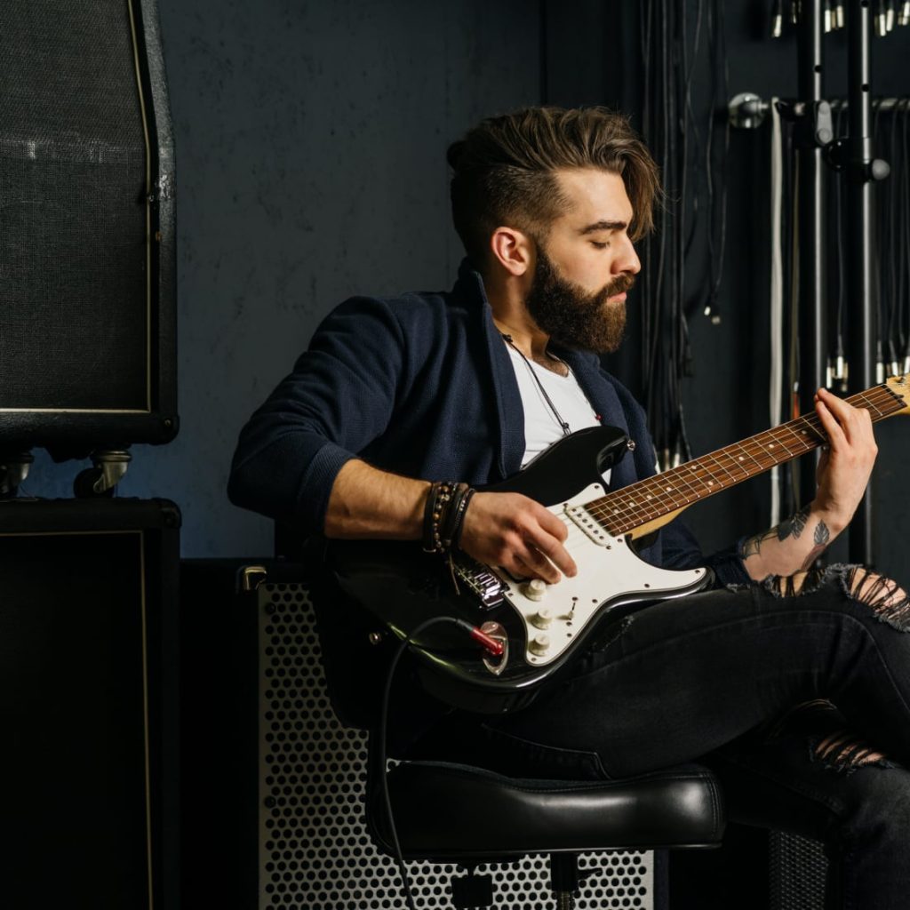 hombre tocando la guitarra