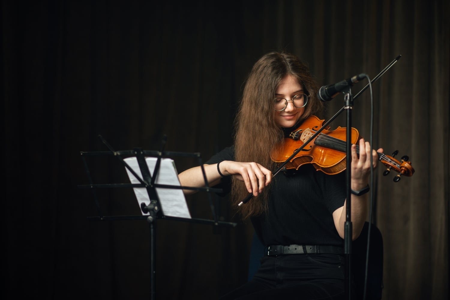 Alumna impartiendo clases de violín