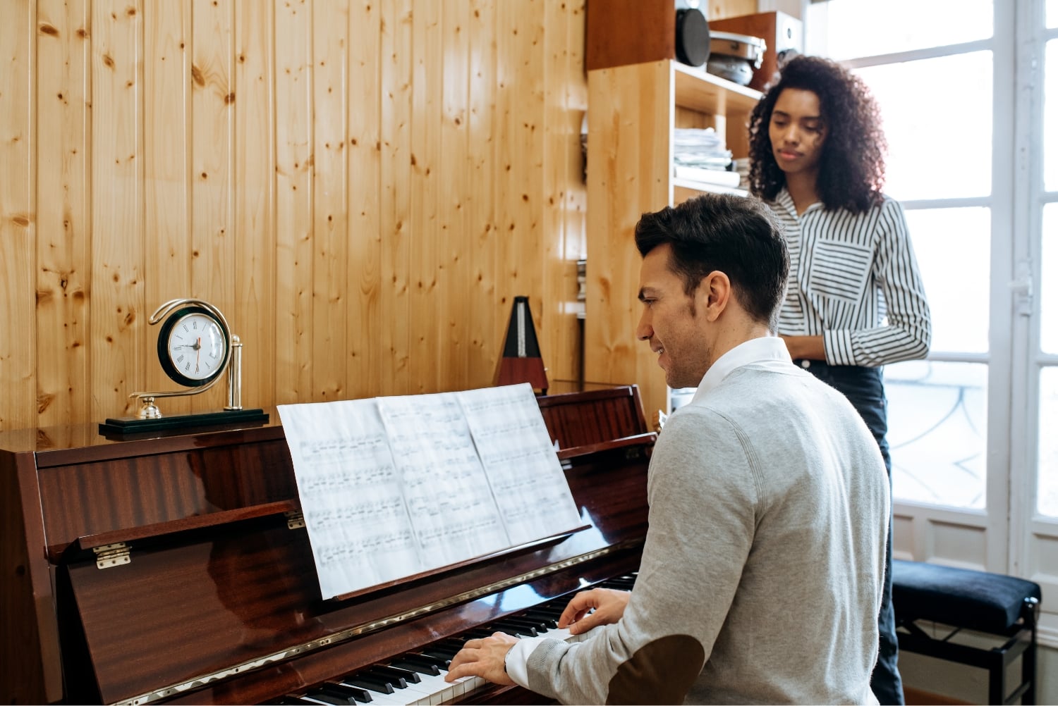 Profesor impartiendo clases particulares de piano