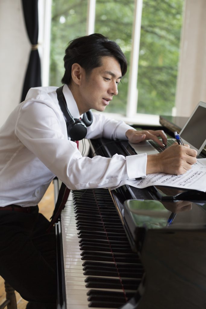 Profesor de piano enseñando durante una clase